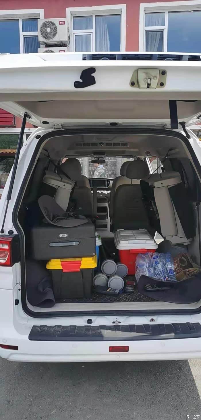 为了满足一家人的出行,我和家人特地选择了菱智plus.