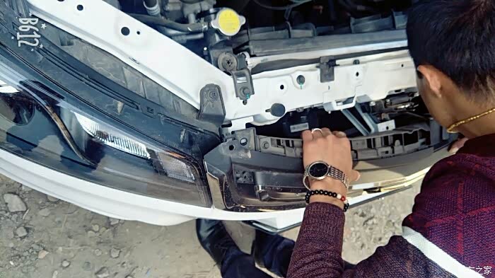 技术帝2017百万款新帝豪自己更换近光灯