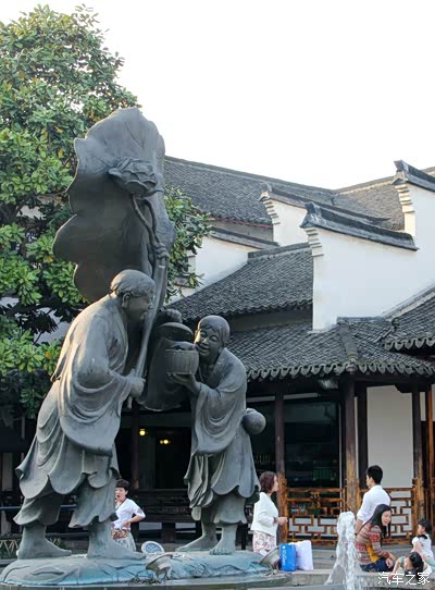 门前和合二仙 雕像惟妙惟肖 体现了中国古典"以和为美"的人文思想,以