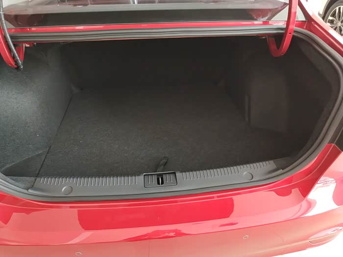 后备箱容量也非常大随便放东西