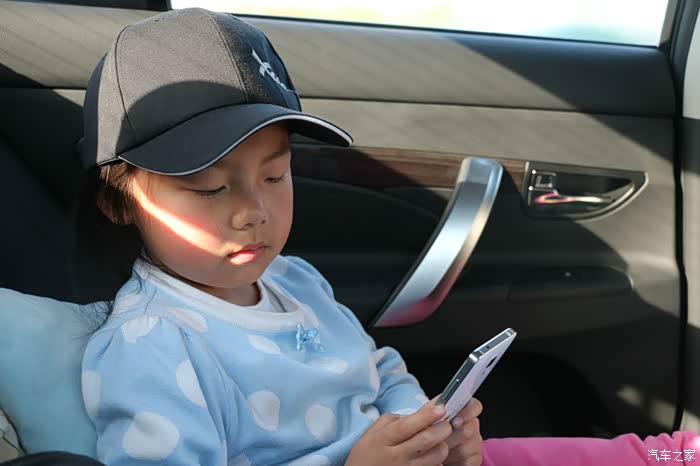 车上玩手机的宝宝