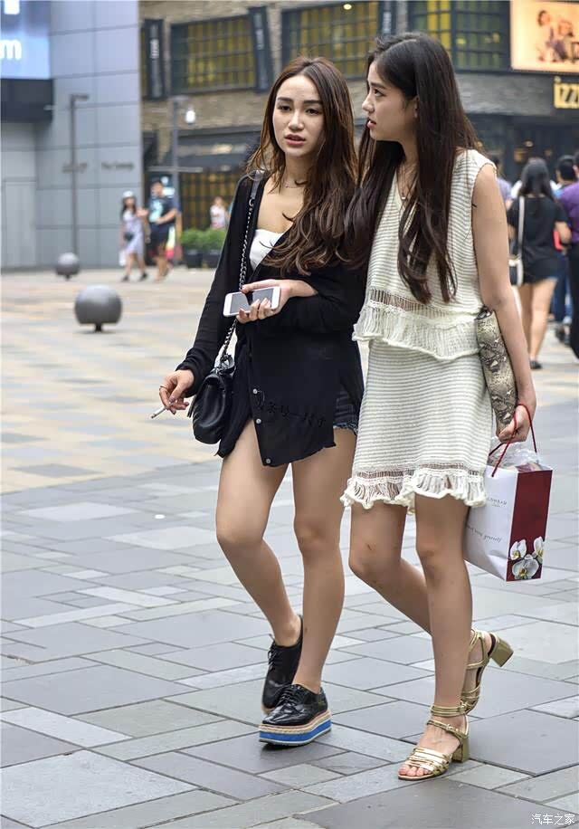 抽烟美女的千姿百态