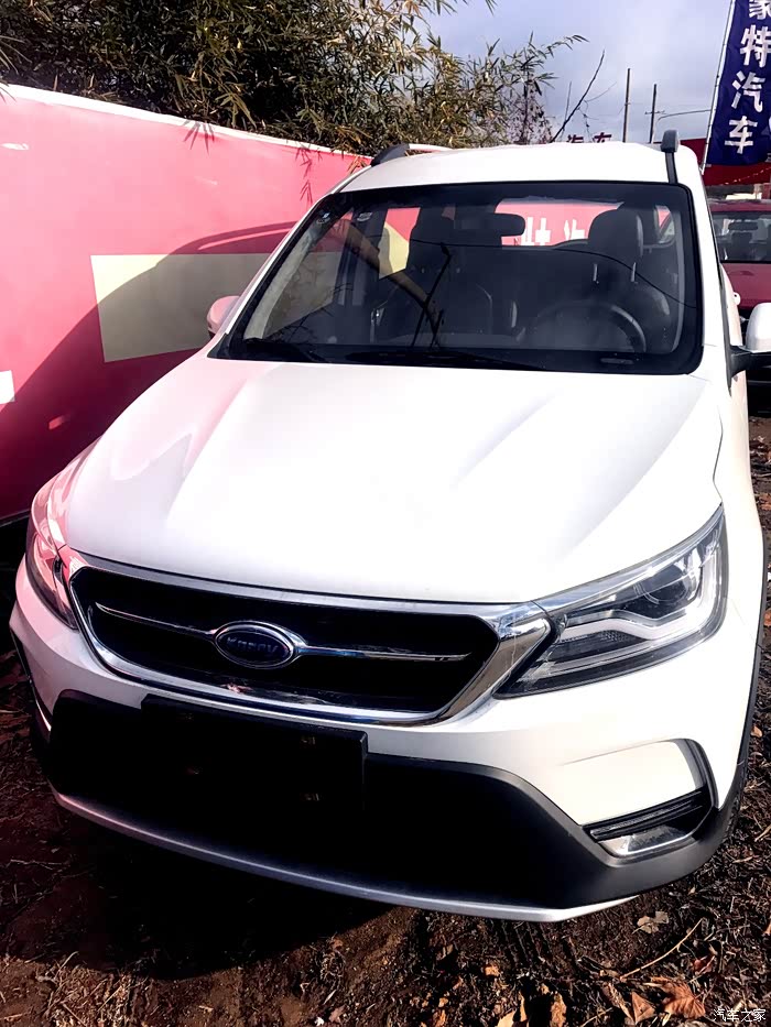 首先前脸时尚气,拥有奇瑞家族式前脸设计!