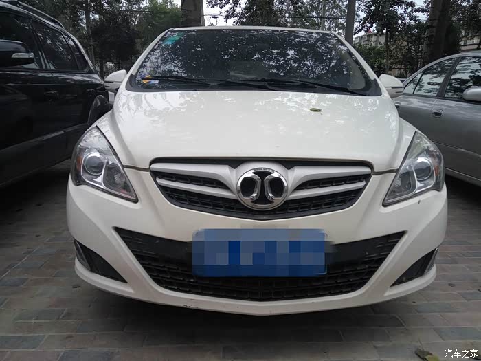 街拍北京汽车e130两厢版