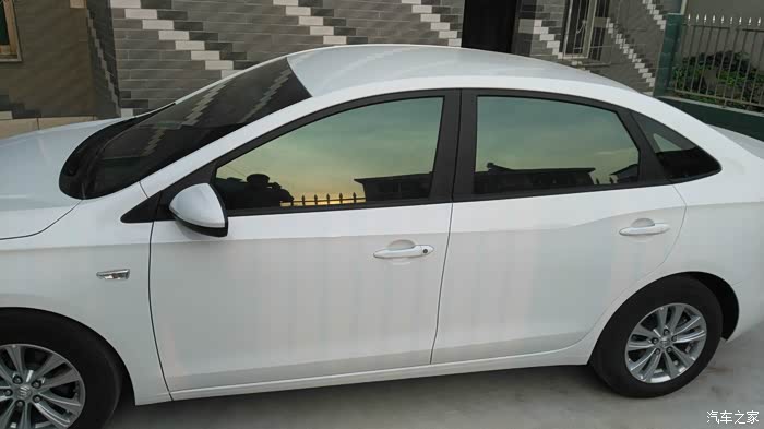 3m膜,前挡璀璨风光,后超级沙龙800多包安装,随便装潢店一问,1500,还不