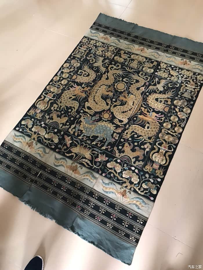 价值连城黎族织锦龙被.