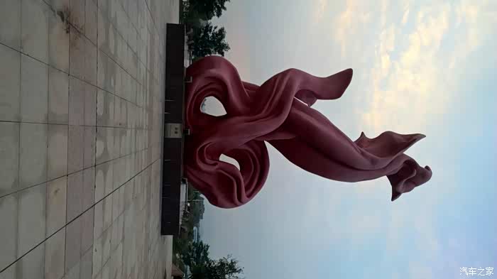 清远站前面这什么东西,高大,具体有几米就不知道了