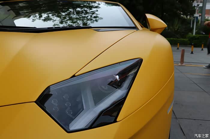 万象城街拍哑光黄aventador多图