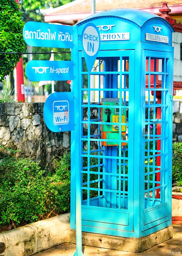 光影不错的电话亭,颜色丰富!