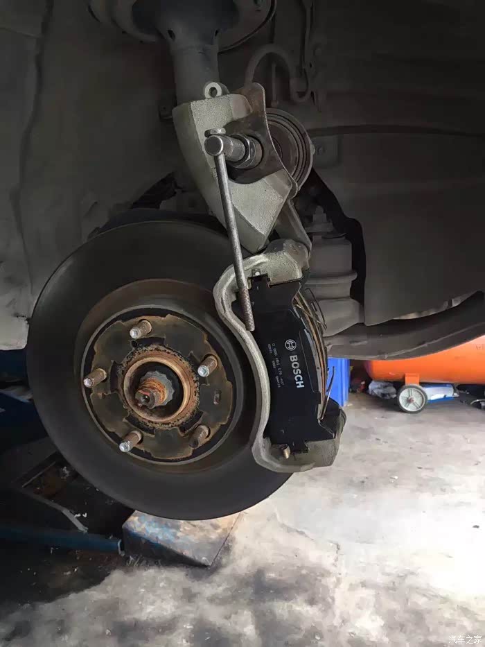 刚新换的博世刹车片,刹车为什么会有声音?