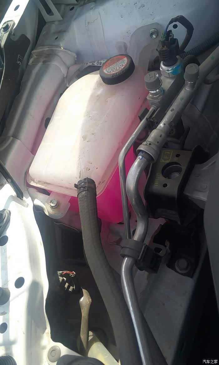 问问各位卡友卡罗拉玻璃水在哪灌呢附照片