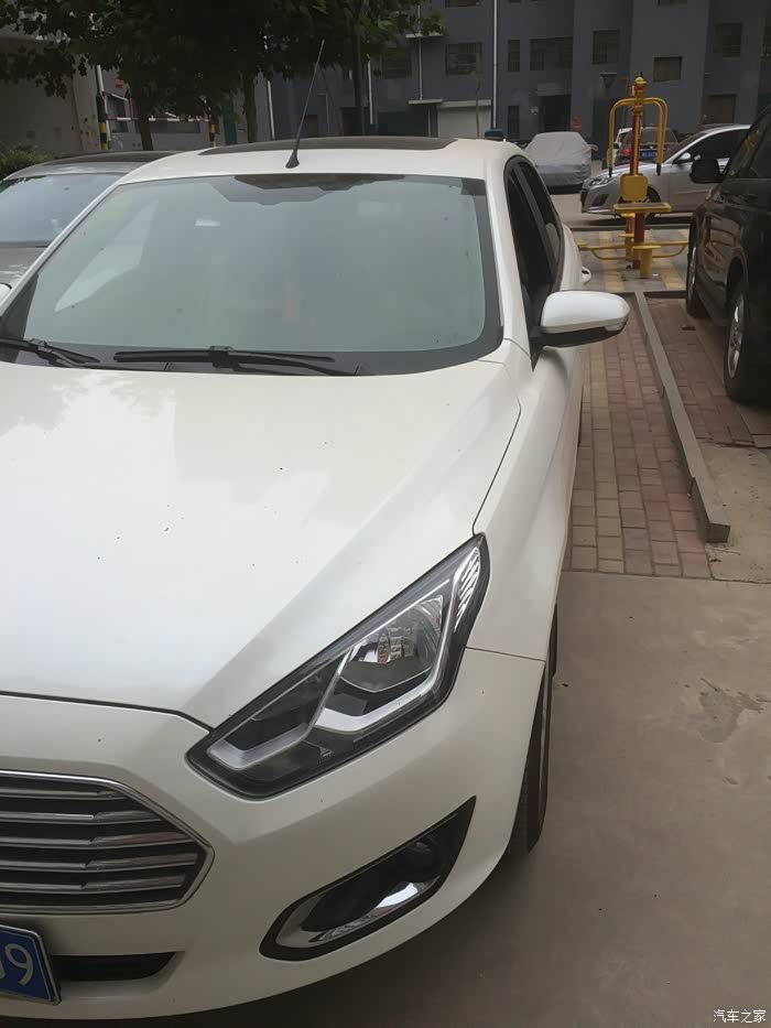 福特-福睿斯 珍珠白 1.5l自动时尚款