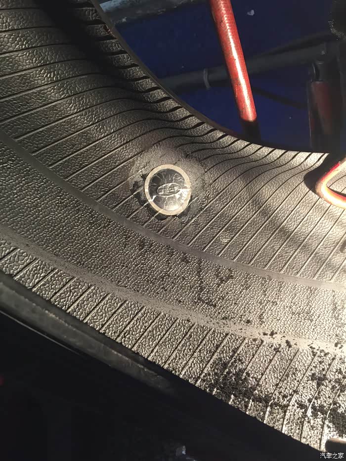 发现车胎扎了,看看现在的蘑菇钉补胎大法_奔驰e级论坛_汽车之家论坛