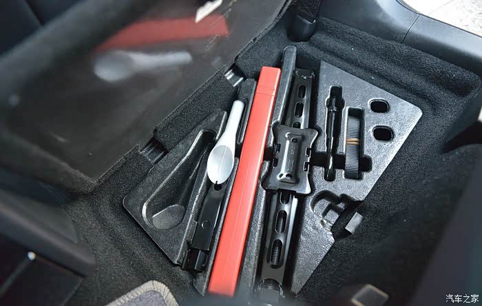 中排下的工具箱