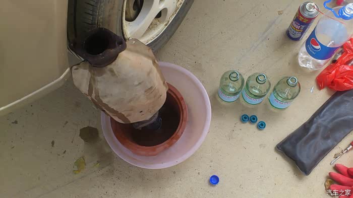 利用三元的重量就可以堵住下端了,然后开始往里灌绿色的"辣椒水"哈哈