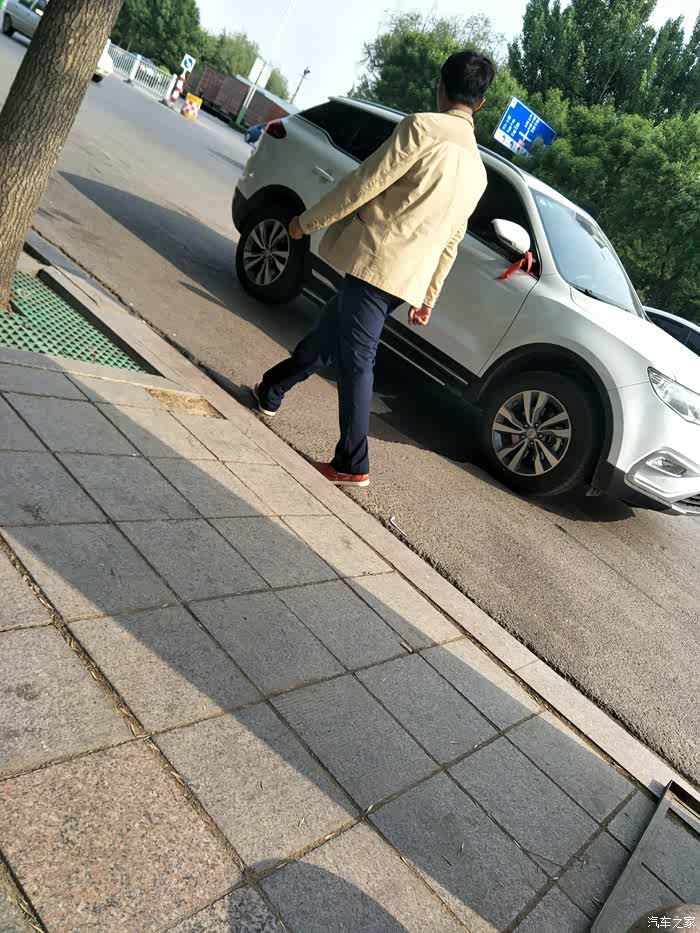 车坏了,路边等真丢人