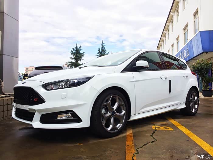 中秋节前夕提2015款白色福克斯st