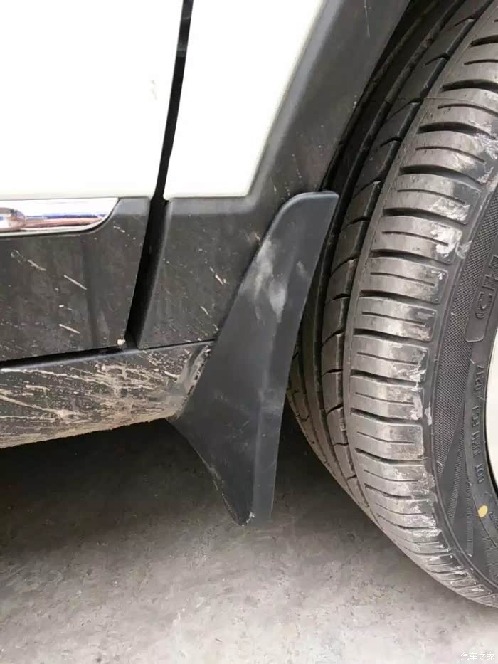 安前挡泥板比较容易,前轮打死,地方宽敞很多