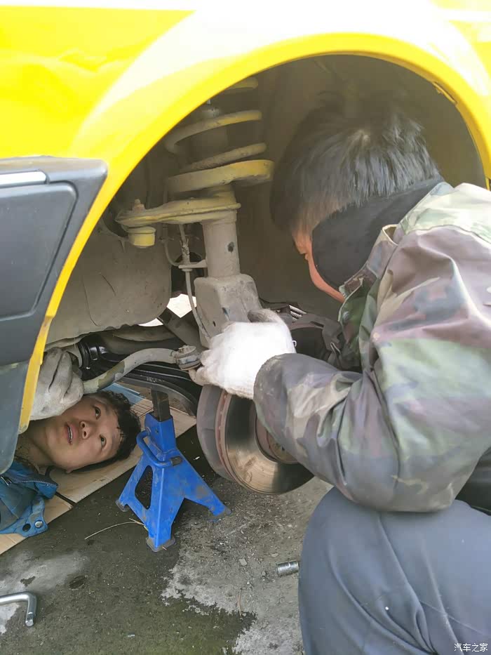 大冬天的辛苦了!两位师傅换下支臂减震顶胶!修车人容易!