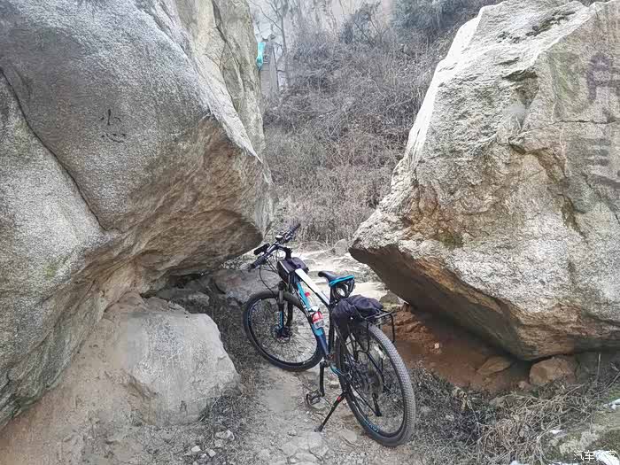 两个大石头,其间只能过一辆自行车.