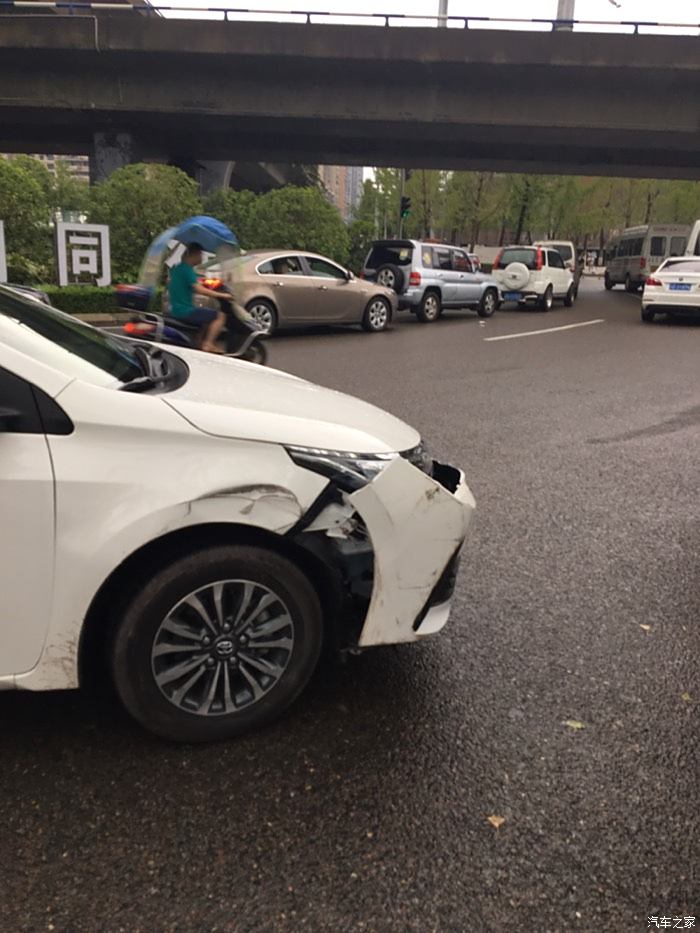 丰田卡罗拉撞车照片图片