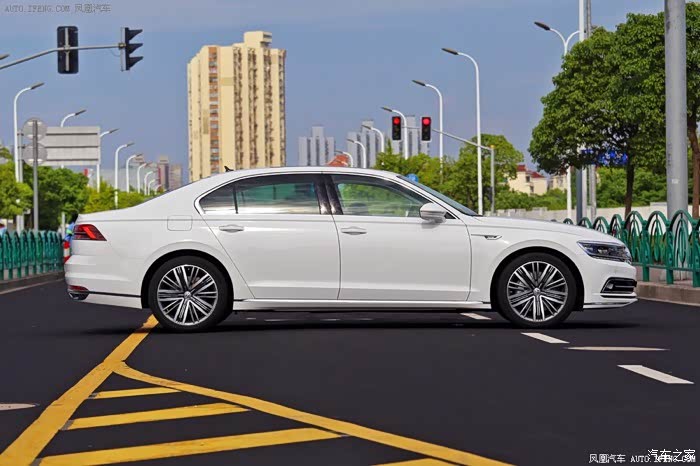 求白色辉昂照片越多越好