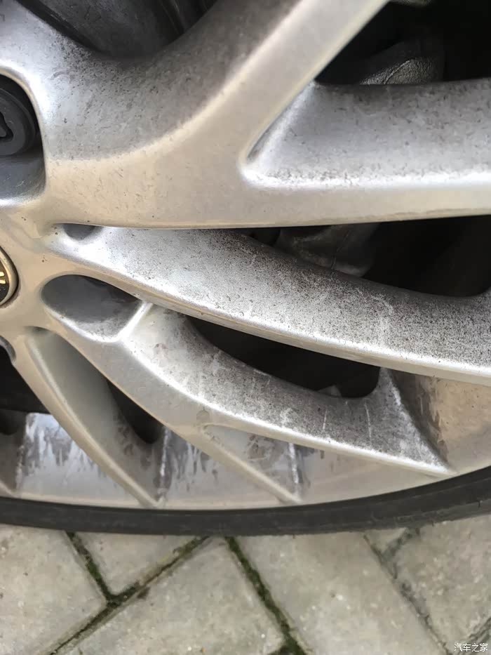 这个轮毂上的黑色粉末是刹车片磨出来的吗
