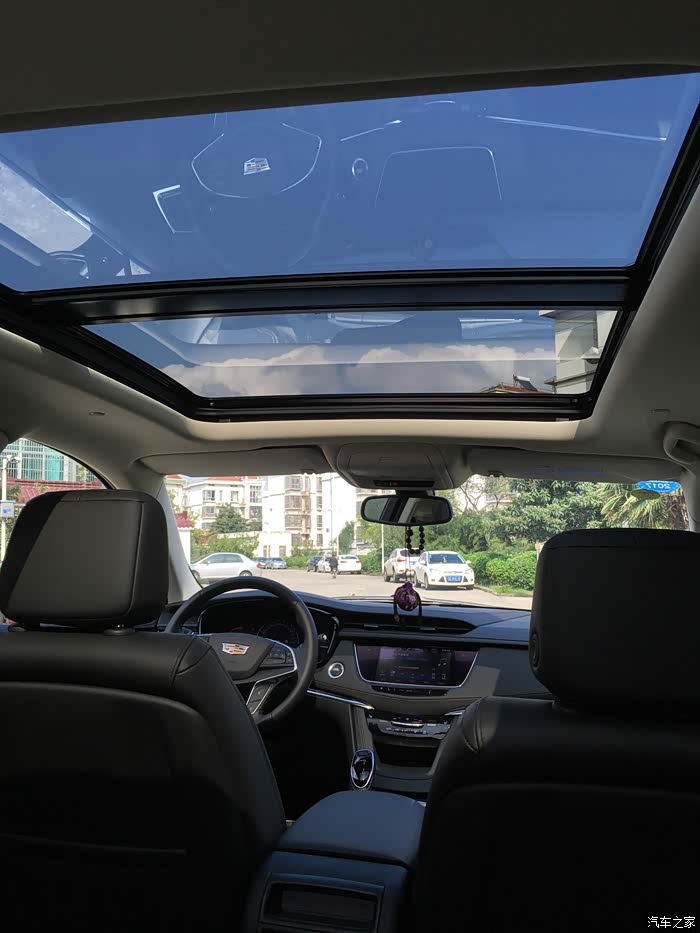 秋意中的豪华驾驭记一段凯迪拉克xt5的邂逅