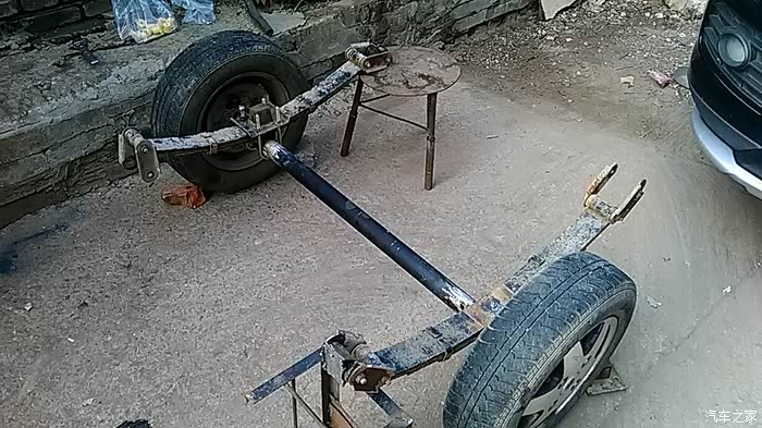 经过很多研究 最终确定了车轴  在拆车厂搞到了车轴 装上了 弓子板