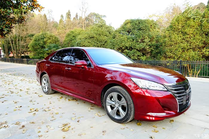 骚红十四代丰田皇冠2.0t提车作业 2000公里有感