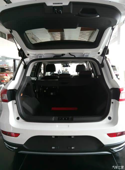后备箱空间挺大的