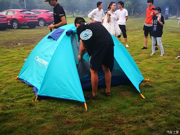 喏,教练教我们搭帐篷,本来要住这个.(其实就跟搭蚊帐差不    )