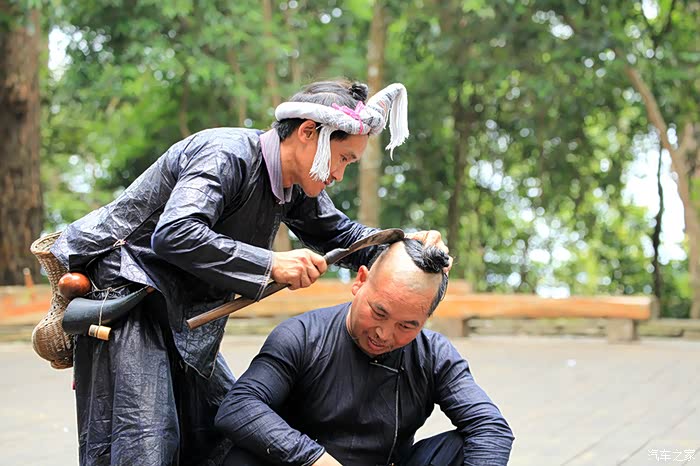 岜沙人有镰刀剃头习俗,凡年满  岁以上的男孩都要接受他生中成人礼