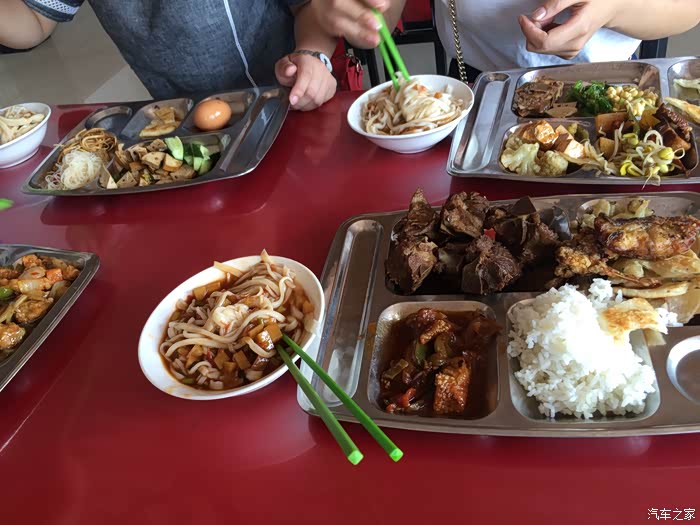 在阳泉服务区吃的午饭,人均30元自助,挺丰盛