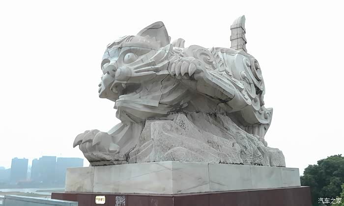 02,路过八一大桥,***的黑猫白猫学说在这里有雕塑.