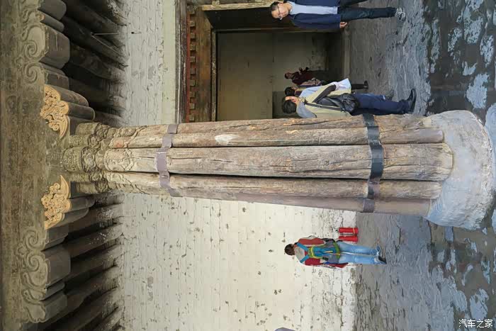 极大的柱子,用数根木头捆绑而成.