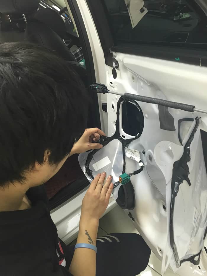 新福睿斯加装美国crossfire交叉火力dsp功放和四门豪华隔音