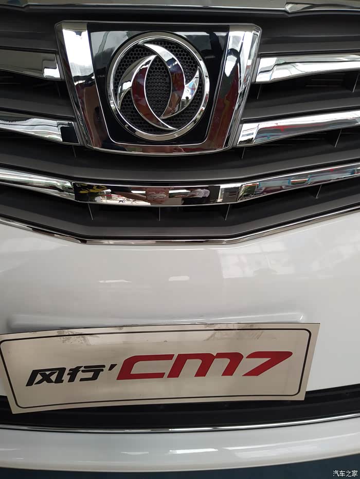 东风双飞燕经典标志,新款车标处做了金属条装饰.
