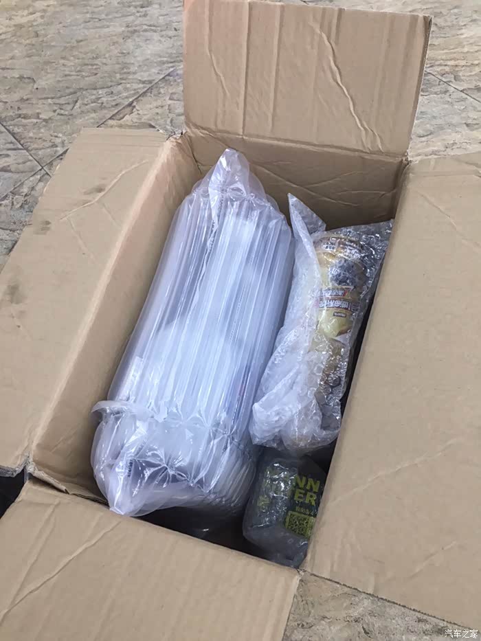 东西都快递到快修店的,打开箱子东西打包很严