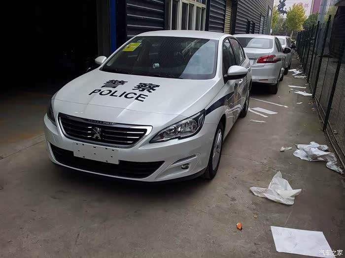 白狮警车叼炸天了