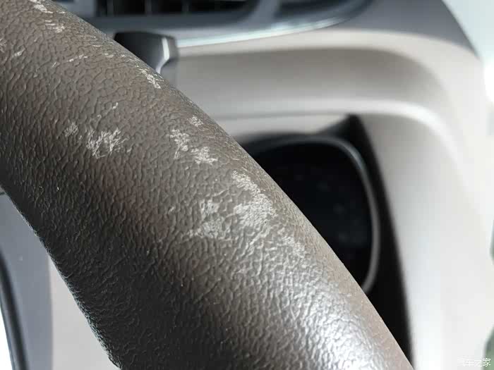 真皮方向盘掉皮