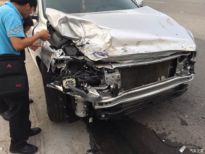 沃尔沃xc60撞货车