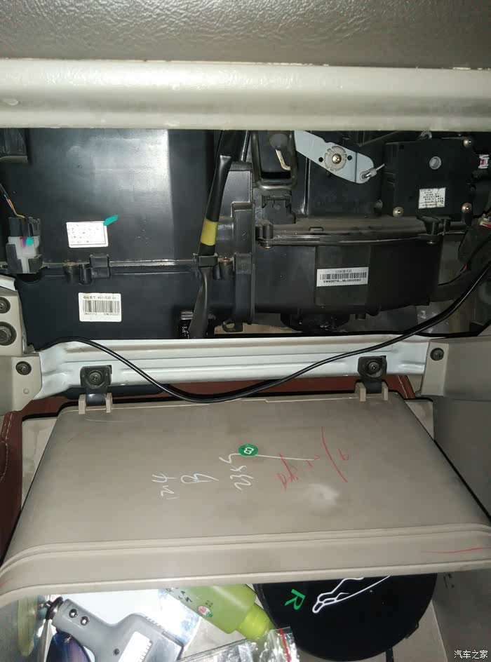 三菱蓝瑟空调滤芯在那里?求大神指教,谢谢!