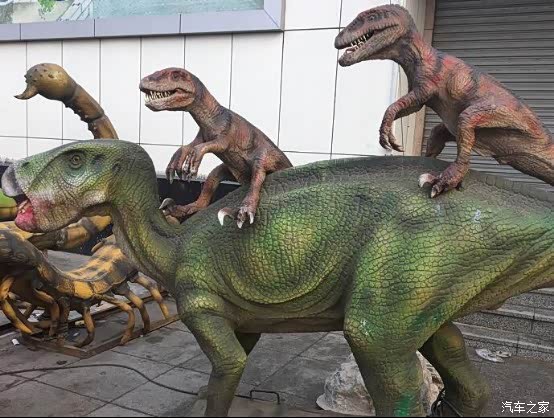 这个母恐龙,带写两个小恐龙,望着远方.