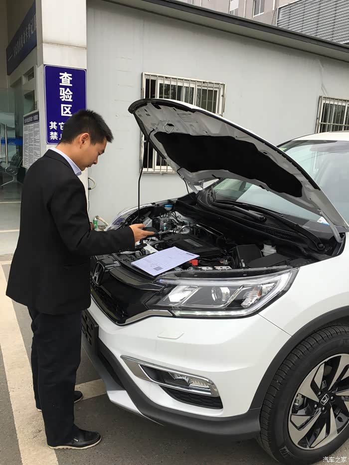 办证工作人员在检查车