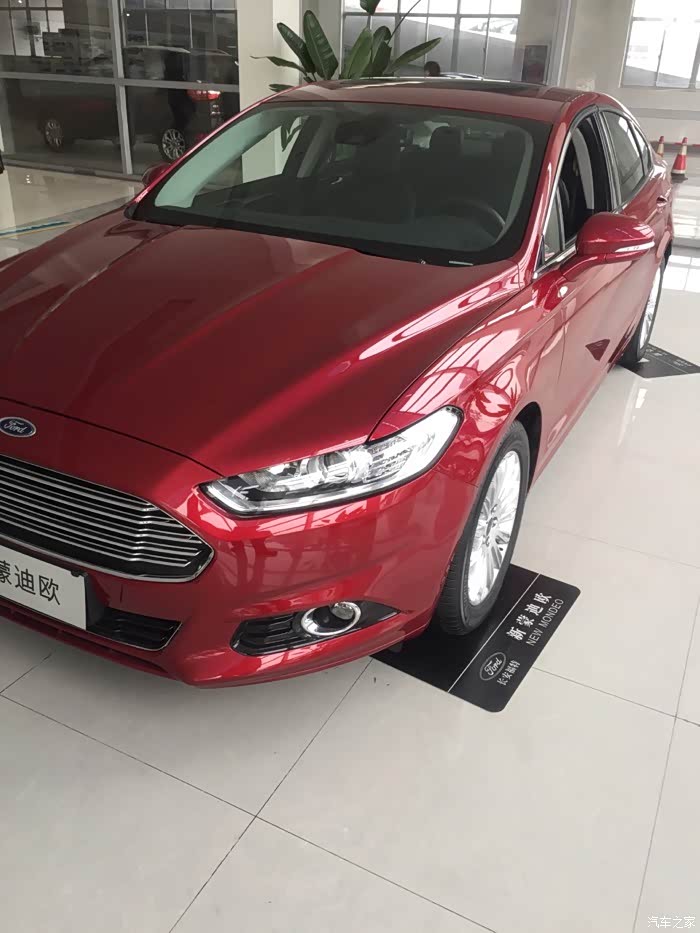 求红色蒙迪欧实拍图片