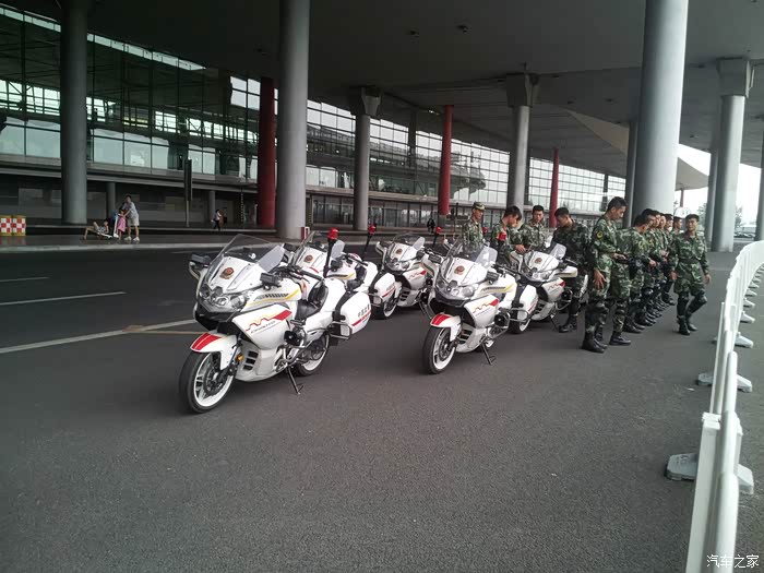 首都机场偶遇春风650g国宾车队