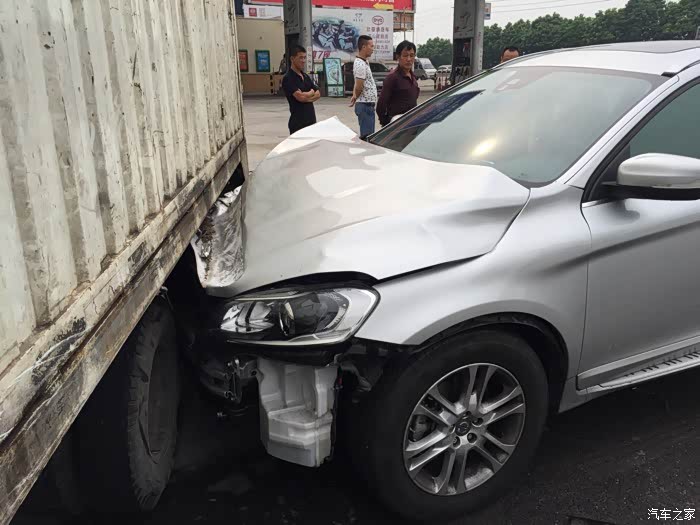 沃尔沃xc60撞货车