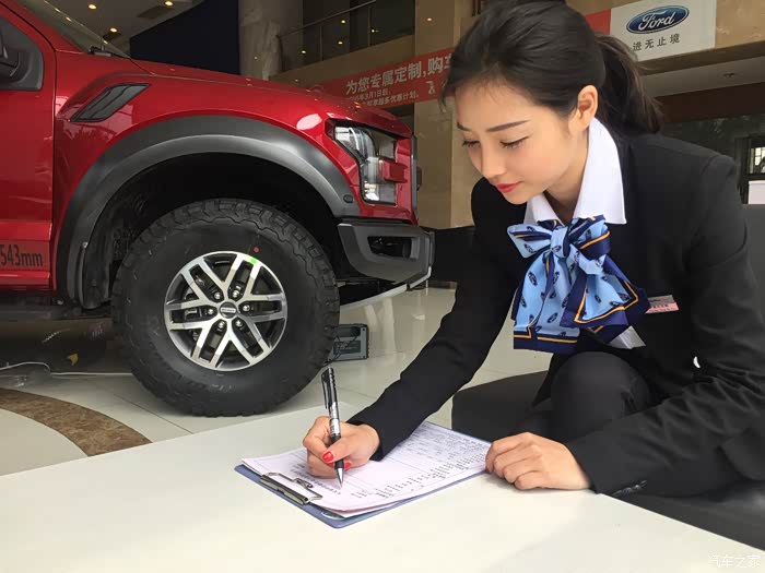 女销售顾问在帮我办提车手续