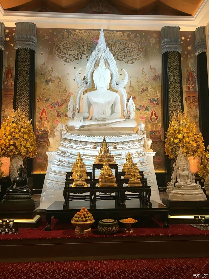 玉佛,全部都是玉的,据说是泰国的国宝级别的